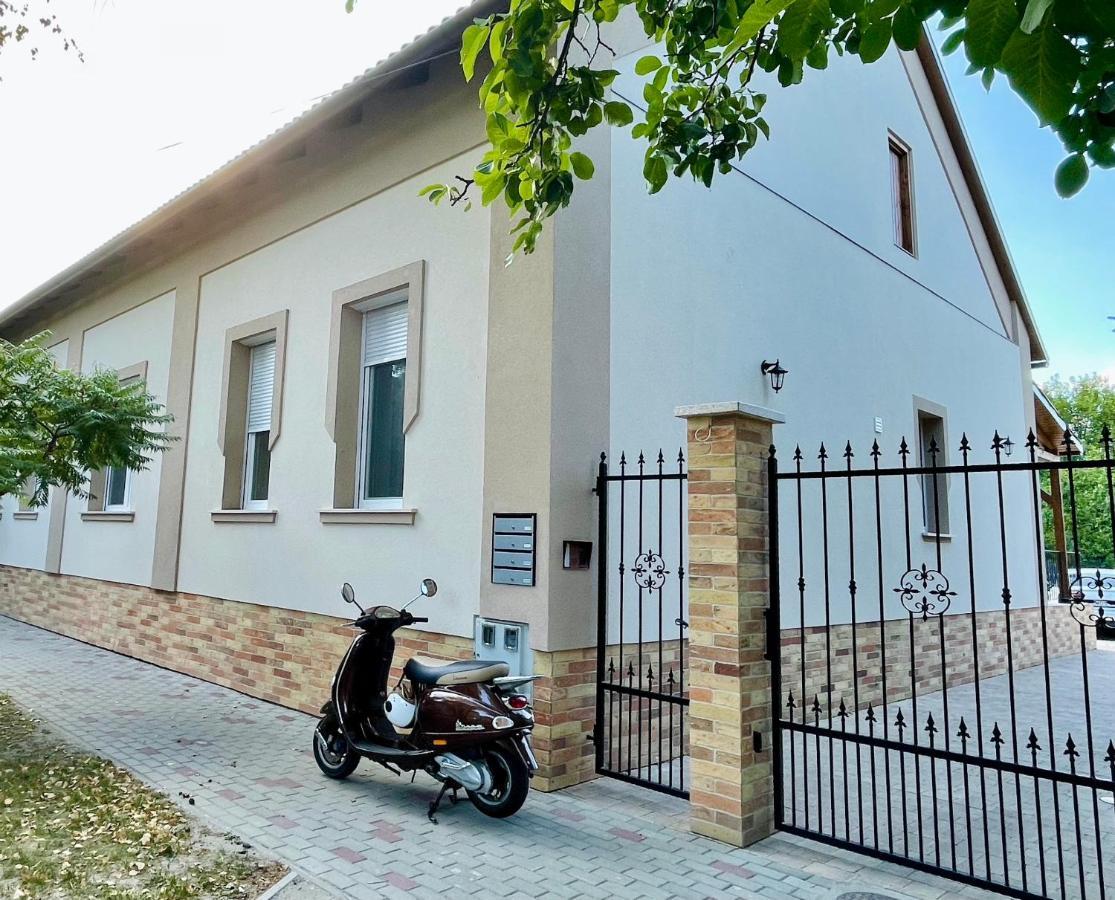 Voeroesmarty Apartmanhaz Makó Exterior foto